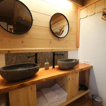 Almdorf Im Winkl - Blockhuettendorf In * グレーブミング